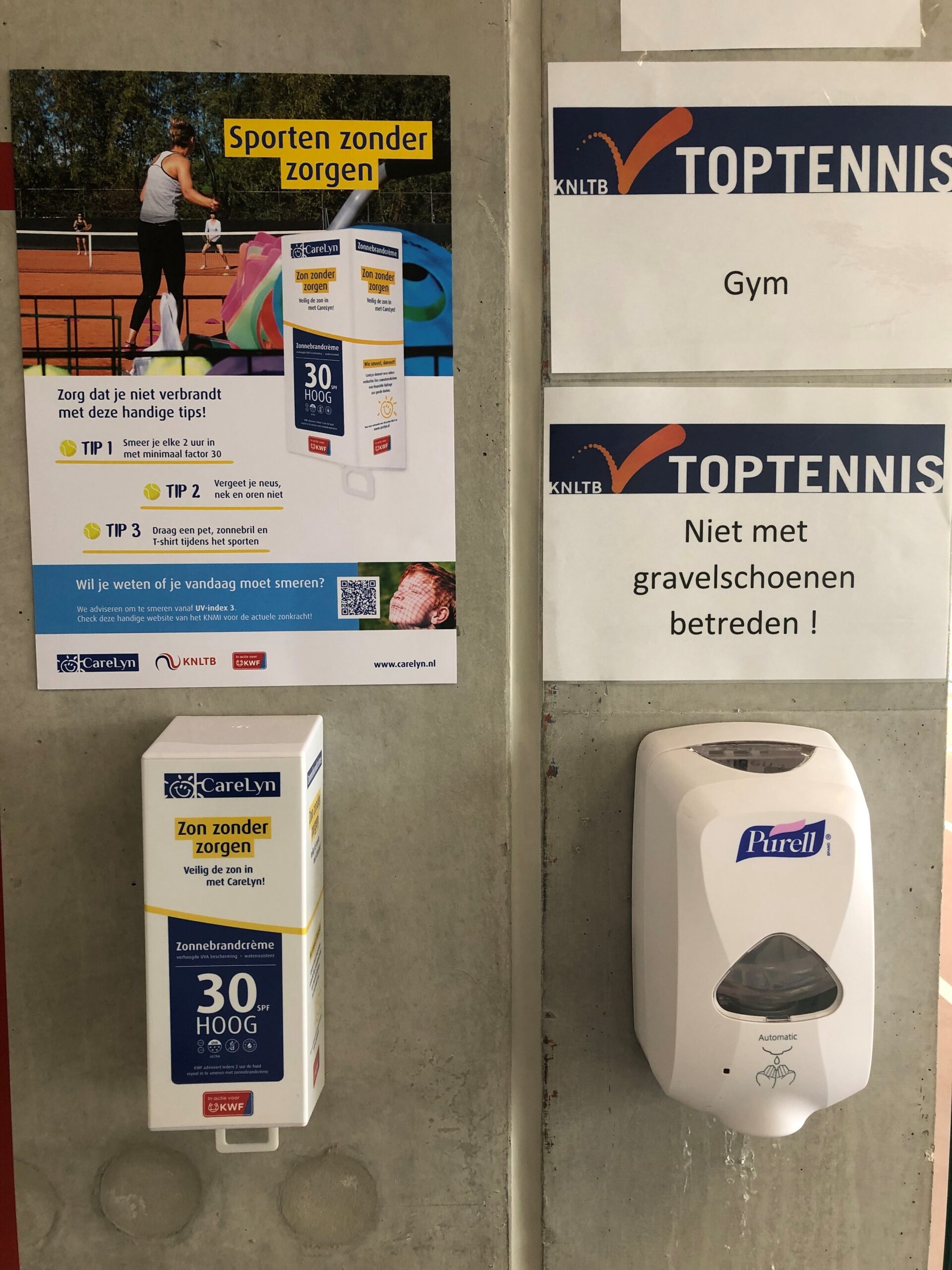 CareLyn zonnebrandcreme dispenser bij een tennis vereniging naast een hand disinfectie dispenser
